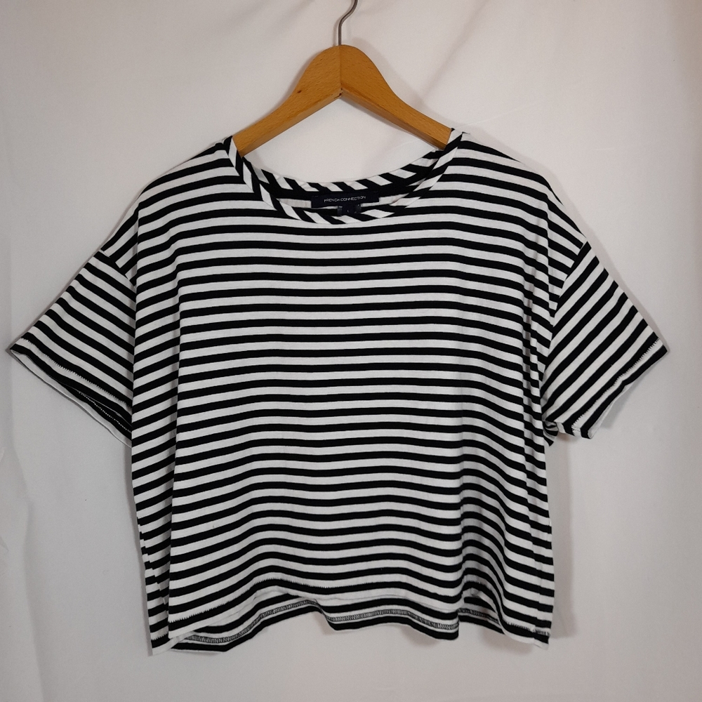 WOMEN'S FRENCH CONNECTION  BLACK/WHITE STRIPED CROP SHORT SLEEVE TEE SIZE LARGE